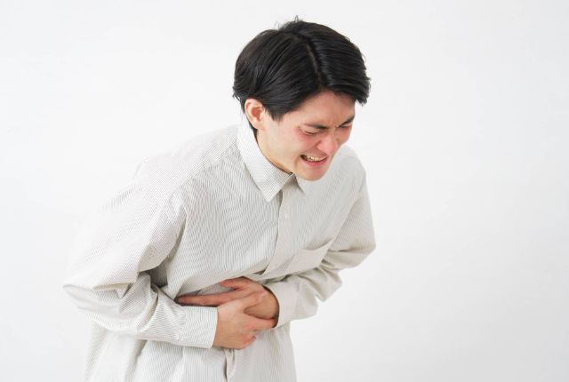 腹痛がある男性