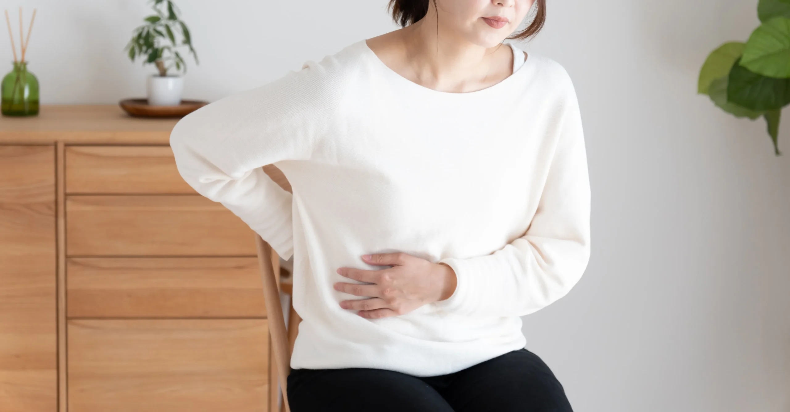 みぞおちと背中が痛い原因は？考えられる病気と受診の目安を解説
